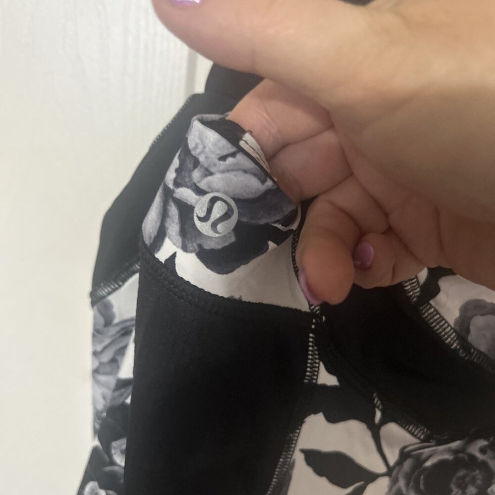 Lululemon Top Women 8 Black Yoga Gym Crossfit Gorpcore Gym Beach Resort Floral - Picture 3 of 5